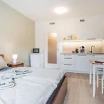 On-Site Free Parking, 12 To Min Centre, Supermarket