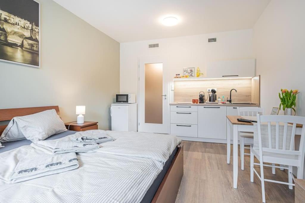 On-site Free Parking, 12 To Min Centre, Supermarket * Prague