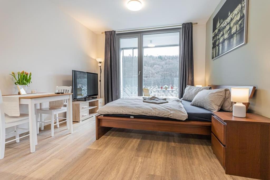 On-site Free Parking, 12 To Min Centre, Supermarket Apartment