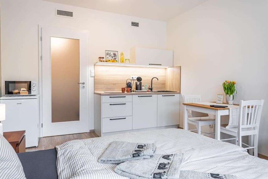 Apartment On-site Free Parking, 12 To Min Centre, Supermarket *