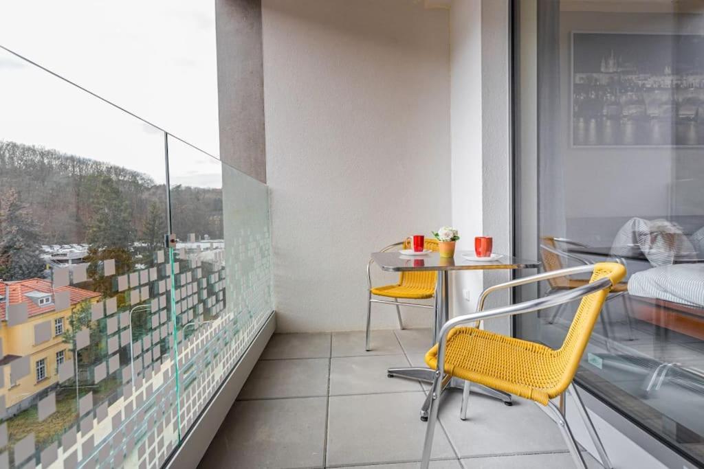 On-site Free Parking, 12 To Min Centre, Supermarket Apartment