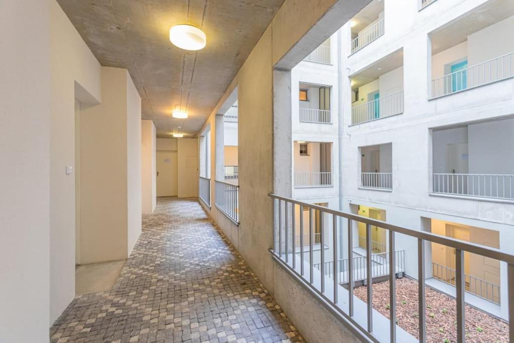 On-site Free Parking, 12 To Min Centre, Supermarket Apartment *