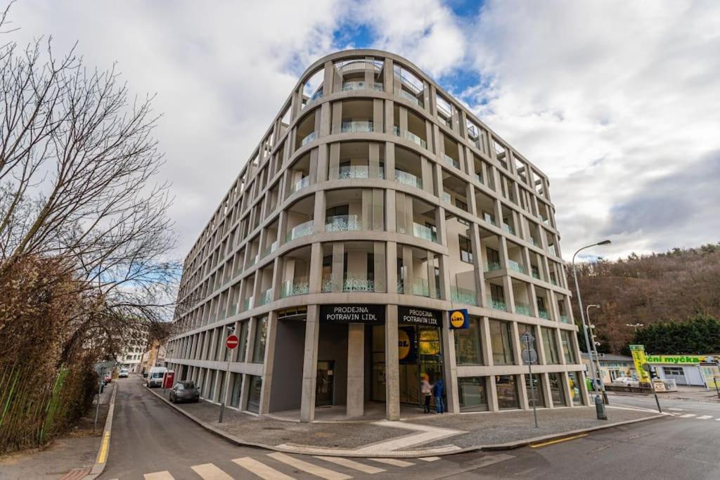 On-site Free Parking, 12 To Min Centre, Supermarket Apartment Prague