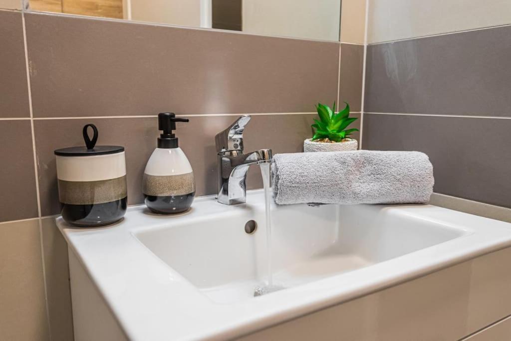 On-site Free Parking, 12 To Min Centre, Supermarket Prague