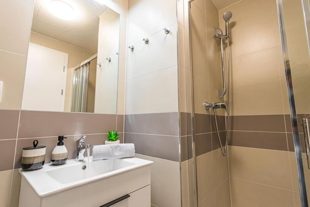 Apartment On-site Free Parking, 12 To Min Centre, Supermarket