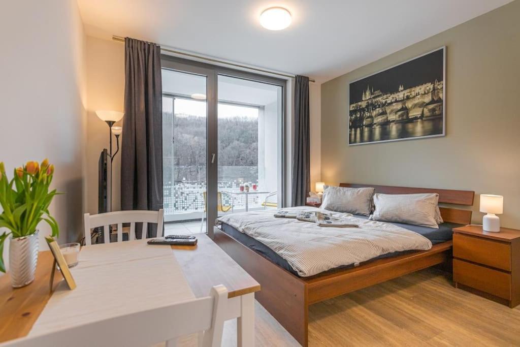On-site Free Parking, 12 To Min Centre, Supermarket Apartment *